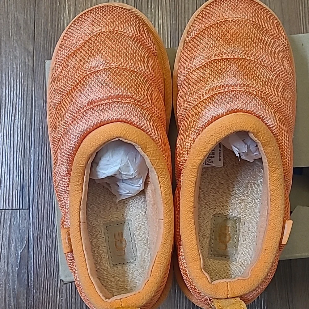 UGG‎ Orange Kids Slip-On Shoes used exelente condition perfect for winter.